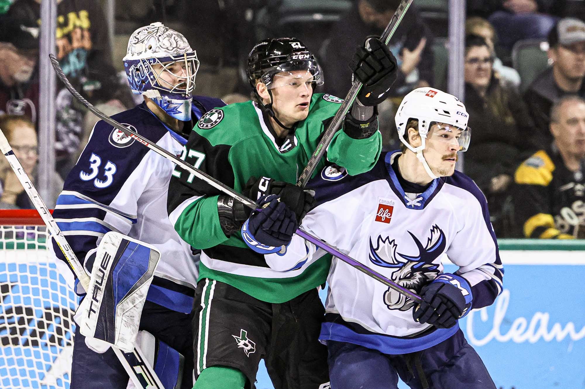 Stars Edge Moose to Maintain Central Division Lead