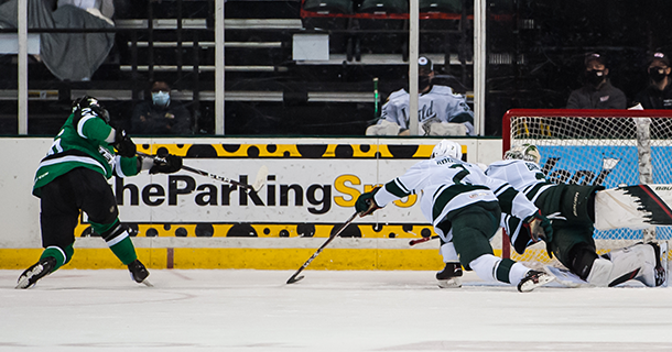 Stars Carry 3-2 Lead Through Third Period thumbnail